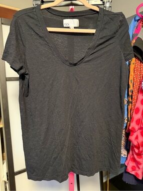 Nordstrom Rack Black V-Neck Tee | Size Large | EUC